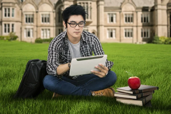 Manlig student med digital tablet utomhus 1 — Stockfoto
