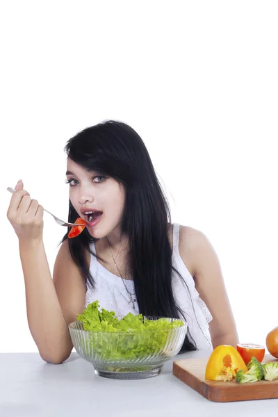 Hübsche Frau isst eine Schüssel Salat 1 — Stockfoto