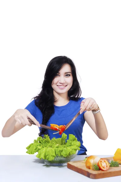Güzel kadın hazırlamak salata 1 — Stok fotoğraf
