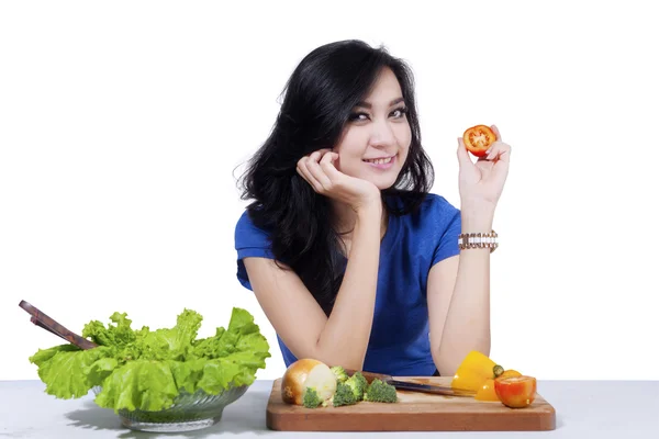 Mujer bonita preparar ensalada — Foto de Stock