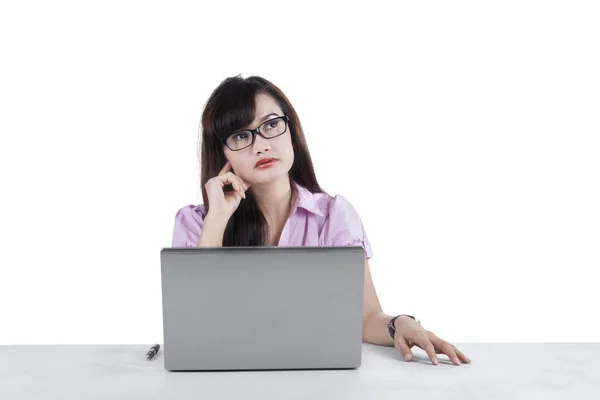 Nachdenkliche Geschäftsfrau im Büro 2 — Stockfoto