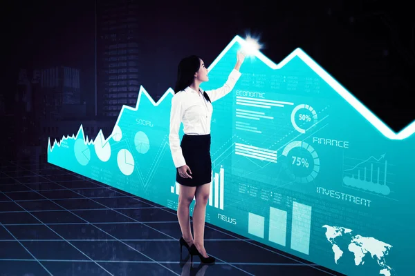Γυναίκα Επιχειρηματίας Αγγίζοντας Επιχειρηματικό Διάγραμμα Στην Εικονική Οθόνη Ενώ Στέκεται — Φωτογραφία Αρχείου