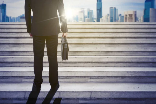 Großaufnahme Von Geschäftsmannsfüßen Die Auf Der Treppe Mit Modernem Stadtbild — Stockfoto