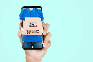 Bir cep telefonu uygulamasından alışveriş yaparken teslimat servisinden nakit para alarak genç adamın ellerini kapat.