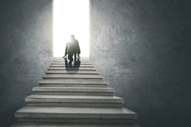 Merdivenlerde diz çökerken parlak bir kapıya doğru koşmaya hazır iş adamının arka görüntüsü.