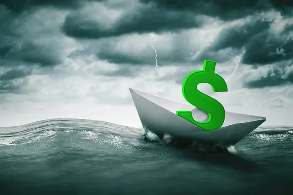 Üzerinde Fırtınalı Arka Planda Yüzen Kağıt Bir Gemi Olan Dolar — Stok fotoğraf