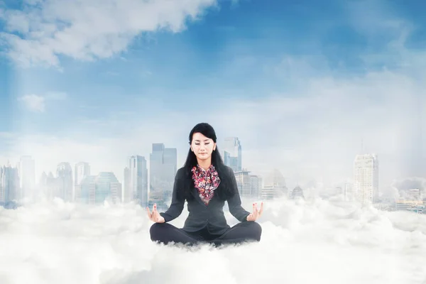 Vrouwelijke Manager Doet Yoga Oefening Tijdens Het Mediteren Boven Wolken — Stockfoto