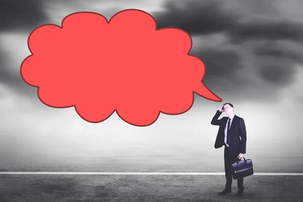 Ευσεβής Επιχειρηματίας Κοιτάζοντας Άδειο Σύννεφο Ομιλία Ενώ Στέκεται Θολό Φόντο — Φωτογραφία Αρχείου