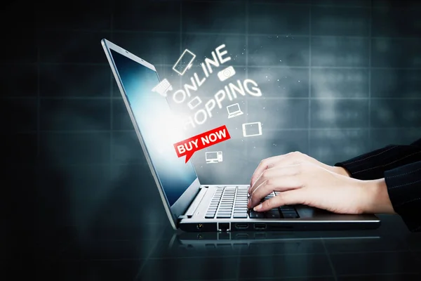 ウェブサイト上でデジタルデバイスを購入しながら オンラインショッピングにコンピュータを使用して若い女性の手 — ストック写真