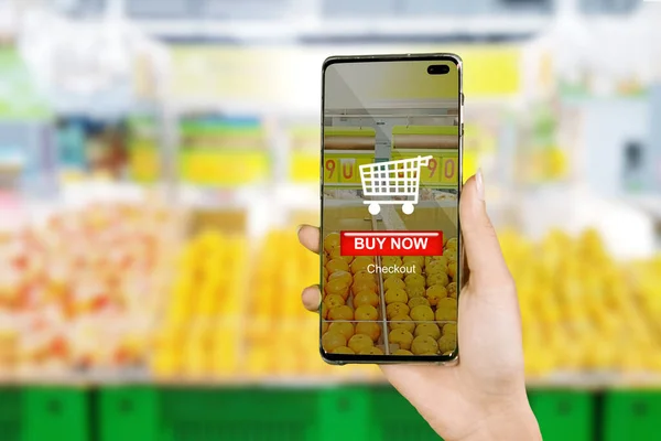Mujer Joven Mano Usando Teléfono Móvil Aplicaciones Para Comprar Frutas —  Fotos de Stock