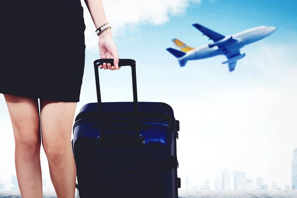 Kadınının Eli Gökyüzünde Uçan Bir Uçakla Yürürken Bavul Çekerken Yakın — Stok fotoğraf