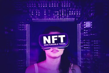 Devre kartı arka planında dururken iadeli olmayan sembolik metin kullanan genç bir kadın