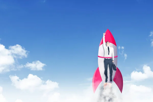 Imagen Del Hombre Negocios Caucásico Volando Con Cohete Cielo Azul — Foto de Stock