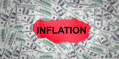 Enflasyon metnini kırmızı kağıda yığınla dolar banknotuyla kapat