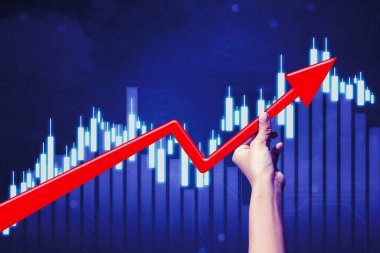 Sanal ekranda elinde şamdanlarla yukarı doğru uzanan bir ok tutan genç adama yaklaş.