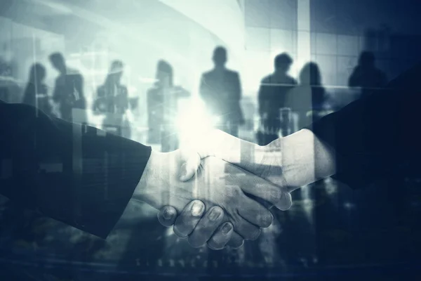 Två Affärsmän Handskakning Efter Möte Stående Med Siluett Business Team — Stockfoto