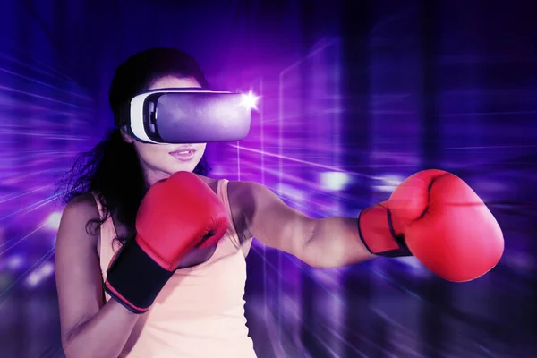 Junge Frau Mit Brille Beim Boxspiel Metaverse Mit Cyberspace Hintergrund — Stockfoto