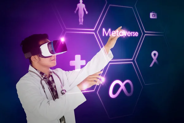 男医生戴着虚拟现实眼镜 触摸虚拟屏幕上的分叉按钮 — 图库照片