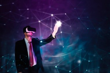 Bağlantı ağı arka planında metaevrende çalışırken sanal gözlük kullanan bir erkek yönetici