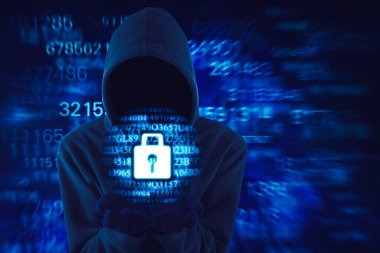 Siber uzayda hisse senedi bilgilerini çalarken güvenlik asma kilidini gösteren bir erkek hackerın iki kez görüntülenmesi