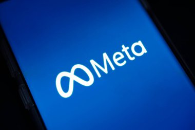 Meta-evren uygulaması görüntüleyen cep telefonu ekranını kapat