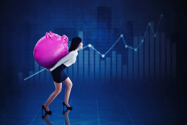増加財務チャートの背景と歩いている間に貯金箱を持っているビジネスマンの女性 — ストック写真