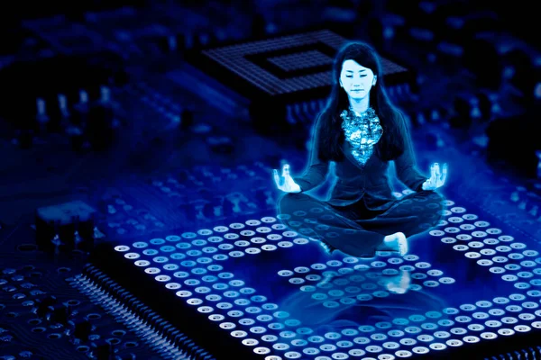 Wizerunek Bizneswoman Siedzącej Płytce Obwodu Komputera Podczas Medytacji Metawersie — Zdjęcie stockowe