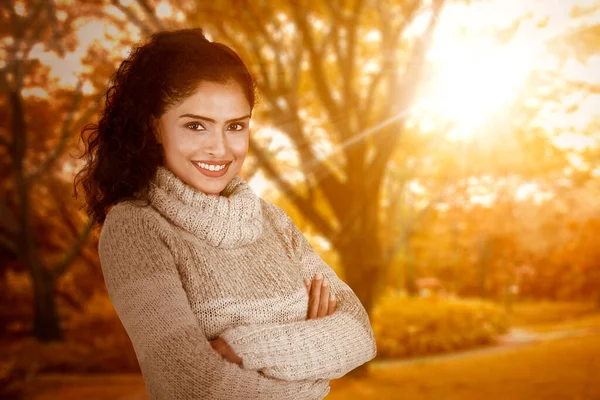 Jovem Mulher Confiante Sorrindo Para Câmera Enquanto Desfruta Férias Parque — Fotografia de Stock