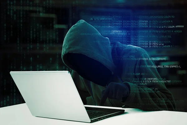黑客在笔记本电脑上键入程序代码 同时在网络空间中破解机密信息 — 图库照片