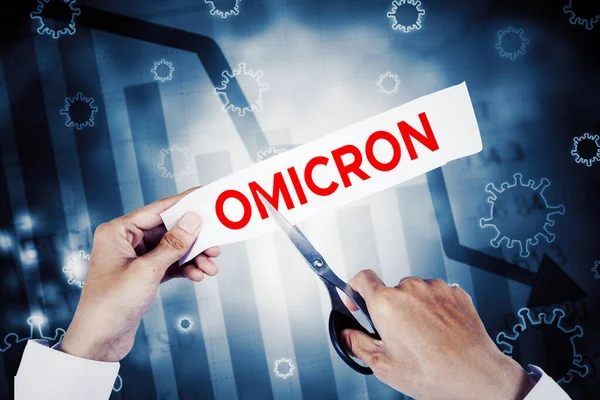 Erkek doktorların ellerini kapayarak, Coronavirus vakasının arkaplan grafiğiyle kağıt üzerinde omikron kelime kesiyorlar.