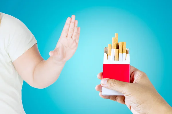 Gros Plan Jeune Homme Main Rejetant Offre Cigarettes Son Ami — Photo