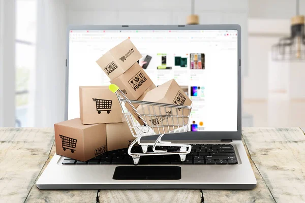 Bilgisayardaki Çevrimiçi Alışveriş Uygulamasını Ahşap Masanın Üzerinde Paketler Ile Kapat — Stok fotoğraf