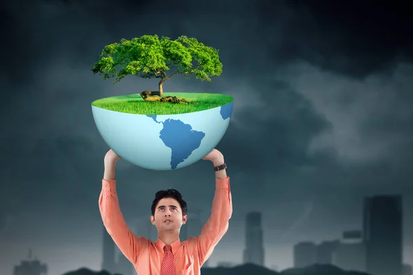 Zbliżenie Biznesmena Podnosząc Planetę Ziemi Zielone Drzewo Stojąc Zachmurzonym Tle — Zdjęcie stockowe