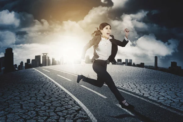 Επιχειρηματίας Φαίνεται Φοβισμένος Ενώ Τρέχει Γρήγορα Στο Δρόμο Αποξηραμένο Έδαφος — Φωτογραφία Αρχείου