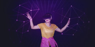 Şebeke bağlantılarına dokunurken ve metaevrende dans ederken VR gözlük takan kadın dansçı. Siber uzayda çekildi