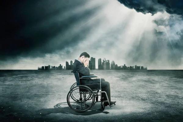 Інвалідний Бізнесмен Відчуває Сум Сидячи Інвалідному Візку Під Сонячним Світлом — стокове фото