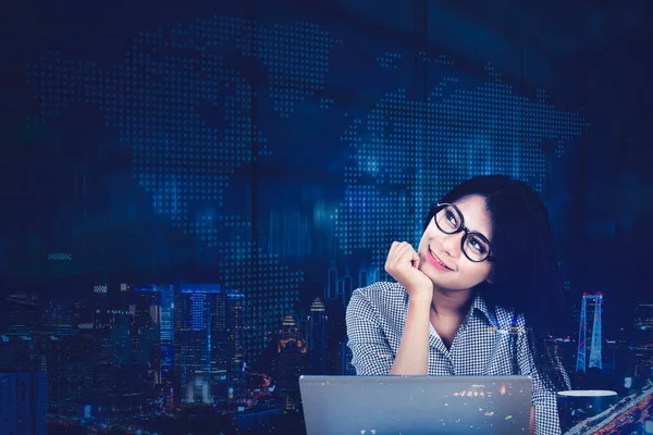 Doppelbelichtung Einer Nachdenklichen Geschäftsfrau Die Mit Einem Laptop Arbeitet Während — Stockfoto