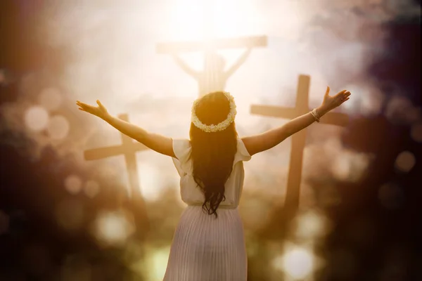 Terug Uitzicht Jonge Vrouw Het Verhogen Van Handen Tijdens Het — Stockfoto