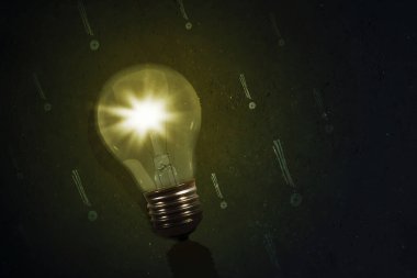 Tahtada ünlem işareti olan parlayan bir ampulü kapat