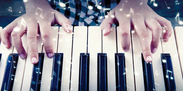 Gros Plan Petites Mains Fille Appuyant Sur Les Touches Piano — Photo