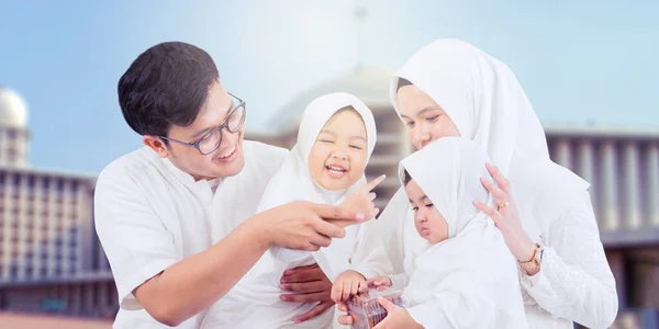 Eid Mubarak中に両親と一緒に笑っている幸せなイスラム教徒の子供たちは モスクで一緒に遊んでいる間 — ストック写真