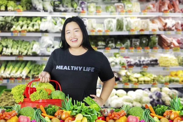 Mujer Gorda Feliz Usando Ropa Con Texto Vida Saludable Mientras — Foto de Stock