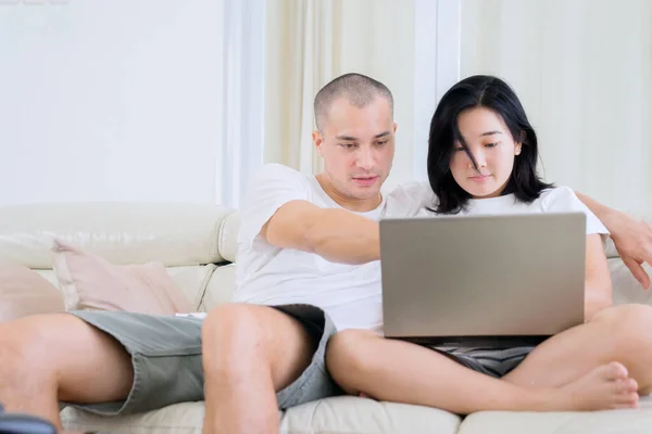 Jovem Casal Feliz Usando Computador Portátil Juntos Enquanto Desfruta Tempo — Fotografia de Stock