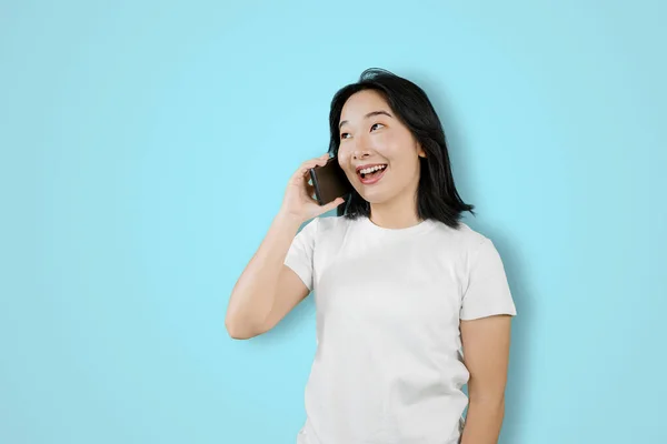 Genç Bir Kadının Görüntüsü Cep Telefonuyla Konuşurken Stüdyoda Dururken Mutlu — Stok fotoğraf