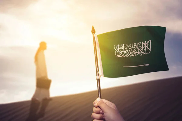 Primer Plano Mano Hombre Ondeando Bandera Arabia Saudita Con Hombre — Foto de Stock