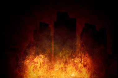 Yıkılan şehirde yanan binaların silueti. Dünya savaşında çekildi.