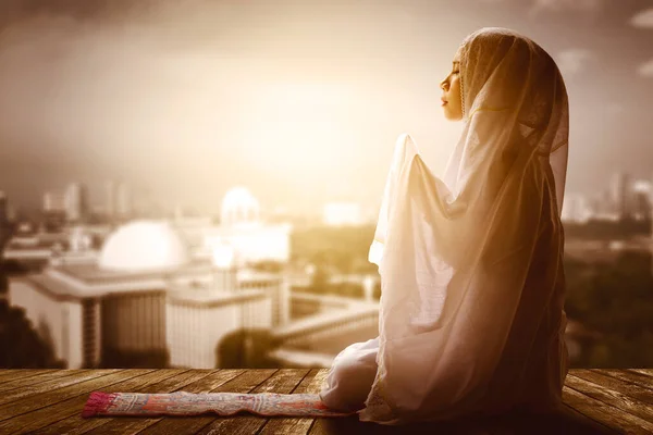 Muslim Woman Praying Allah Doing Salat While Sitting Cityscape Background — Stock Photo, Image