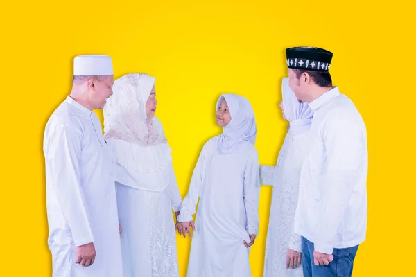 Tre Generationer Glada Muslimska Familj Chatta Tillsammans Eid Mubarak Samtidigt — Stockfoto