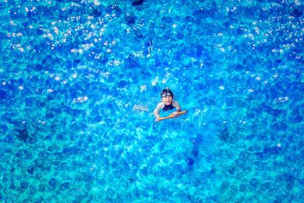 Pohled Shora Dolů Šťastného Chlapečka Brýlích Při Plavání Bazénu — Stock fotografie