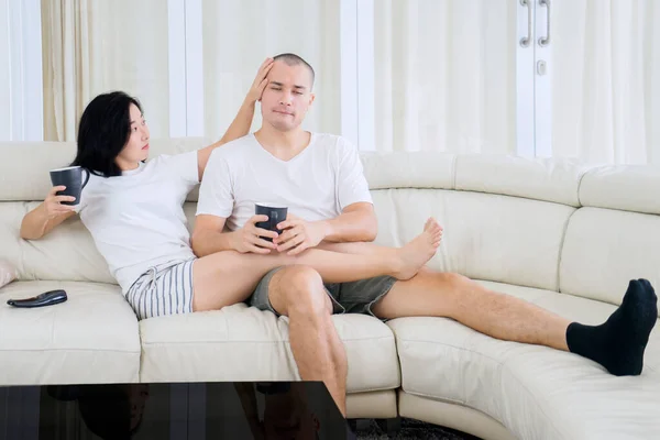 Young Couple Chatting Together While Enjoying Hot Coffee Sitting Couch — Stock Photo, Image